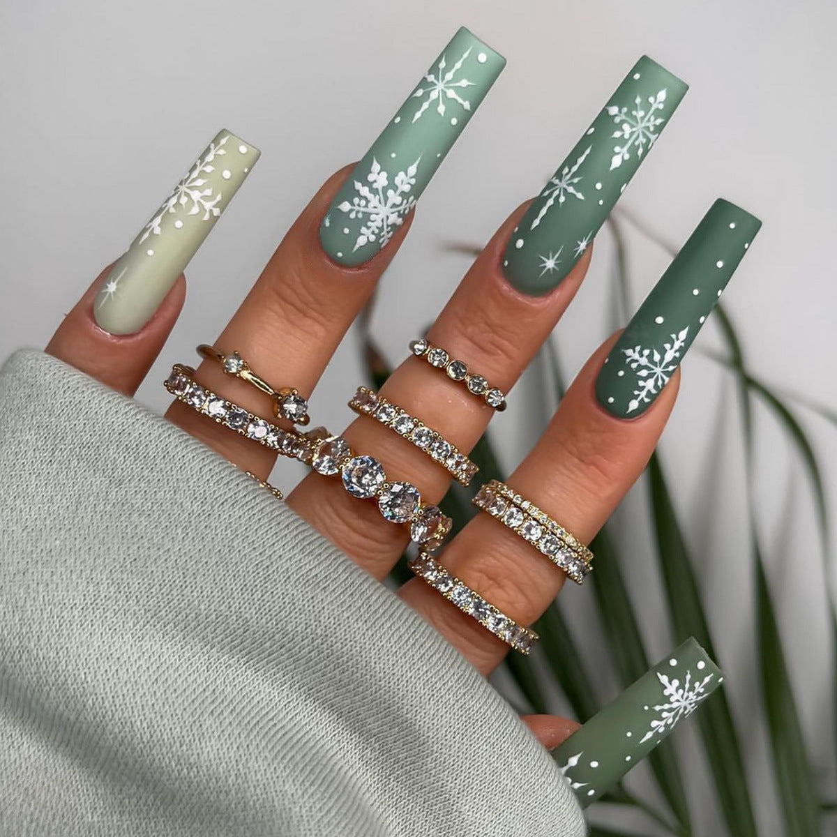 Groene Lange Kerstnagels voor Vrouwen met Sneeuwvlokken Motief - Perfect voor Feestdagen en Winterse Gelegenheden