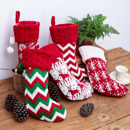Set van vier gebreide kerstsokken met kabelrand, pompons en noorse motieven