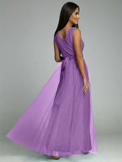 Paarse maxi jurk achterkant met taillestrik op de rug en lange tule rok