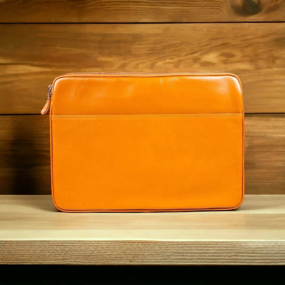 Leren laptoptas in grijs, vooraanzicht op witte achtergrond