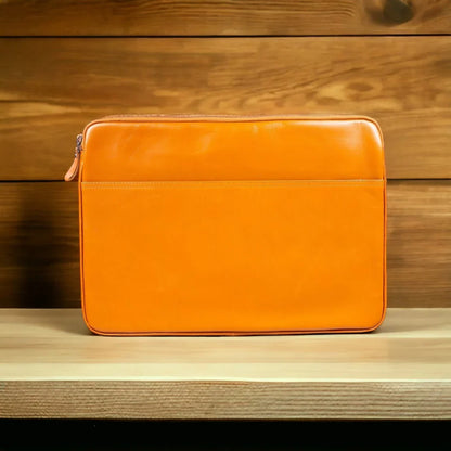 Leren laptoptas in grijs, vooraanzicht op witte achtergrond