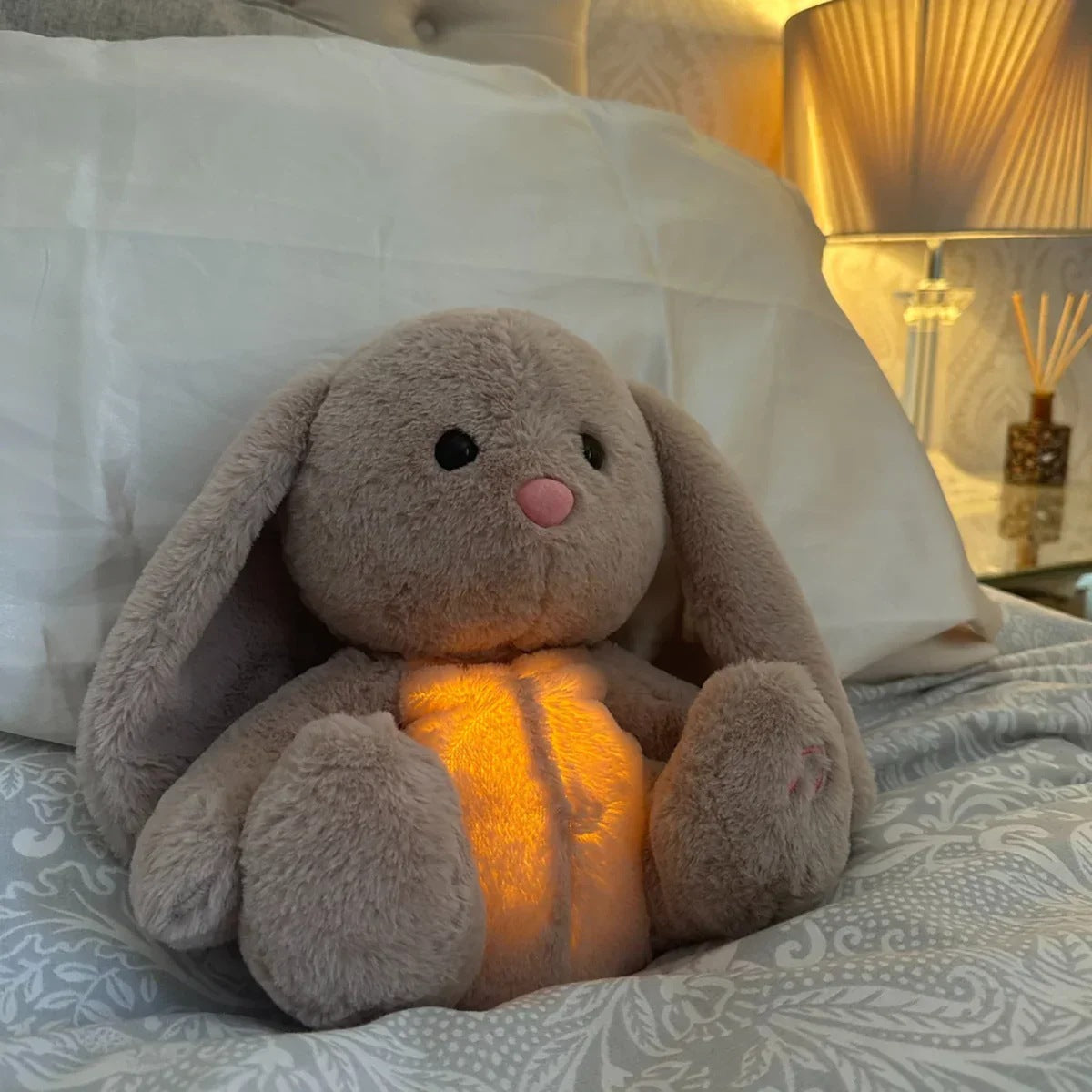 Ademend knuffelkonijn met lichtgevende buik - beeld 4