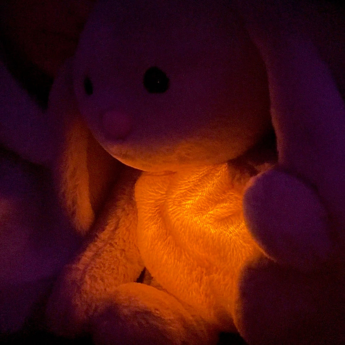 Ademend knuffelkonijn met lichtgevende buik - beeld 6