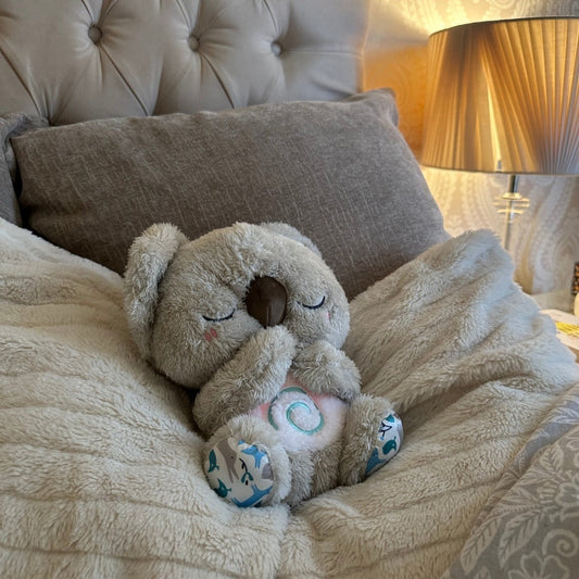Ademende koalaknuffel met nachtlampje in de buik