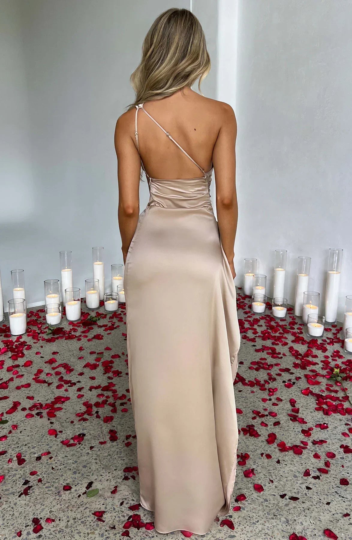 Satijnen splitjurk dames met één schouder, elegant - foto 5