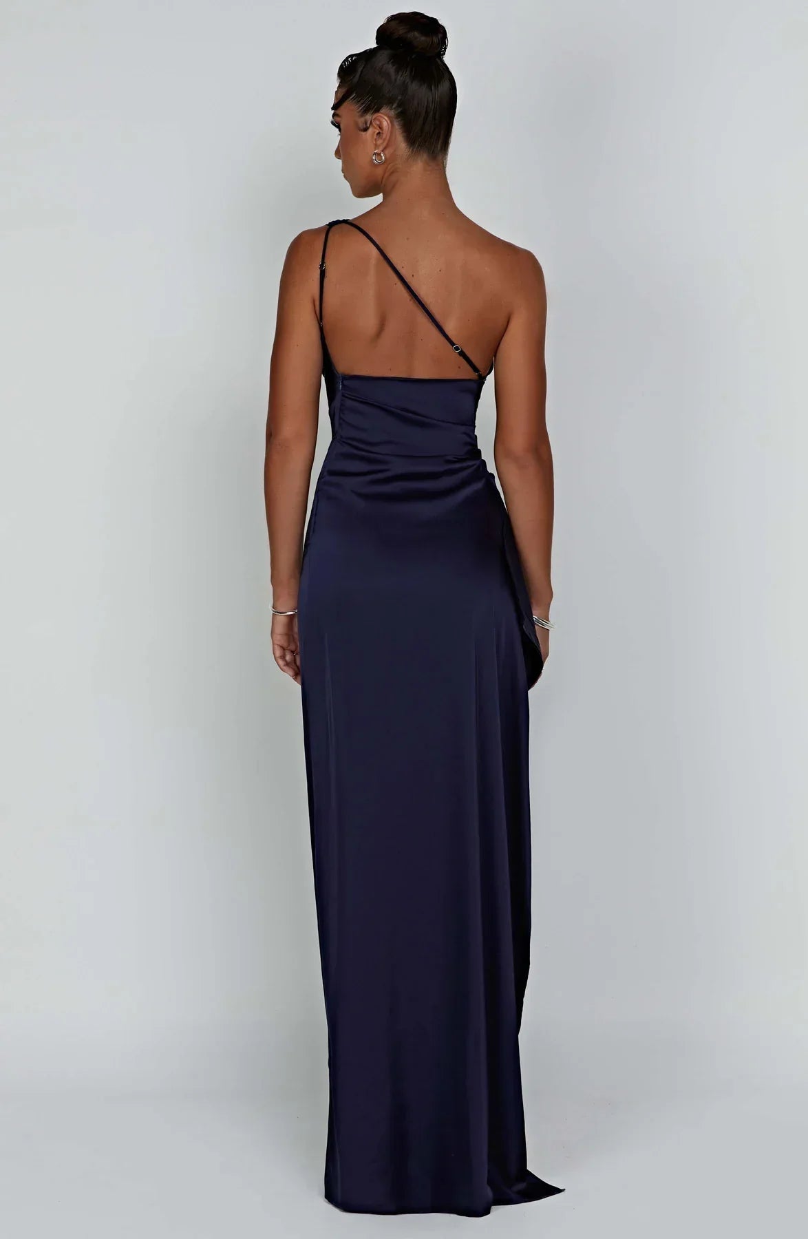 Aria Satin Split Dress - Dames - Luxe Stof, Stijlvolle Plooien en Moderne Details