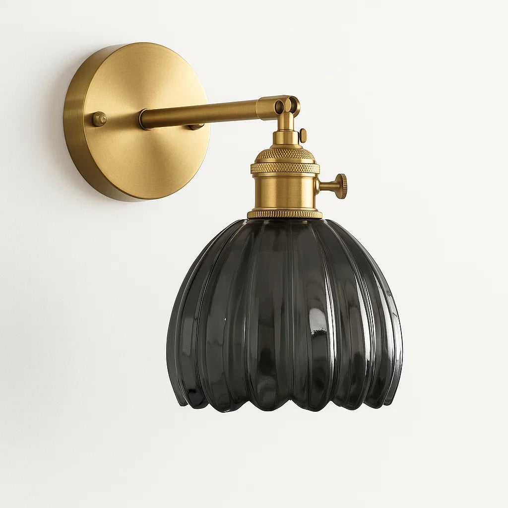 Glazen wandlamp met goudkleurige afwerking en vintage sfeerverlichting