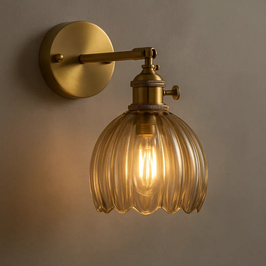 Glazen wandlamp met goudkleurige afwerking en vintage sfeerverlichting