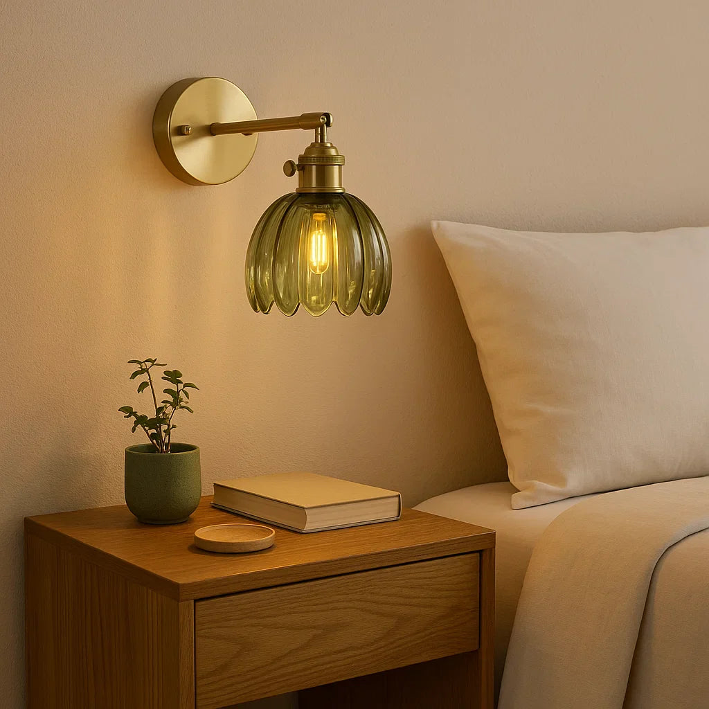Glazen wandlamp met goudkleurige afwerking en vintage sfeerverlichting