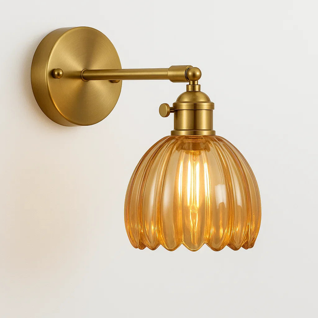 Glazen wandlamp met goudkleurige afwerking en vintage sfeerverlichting