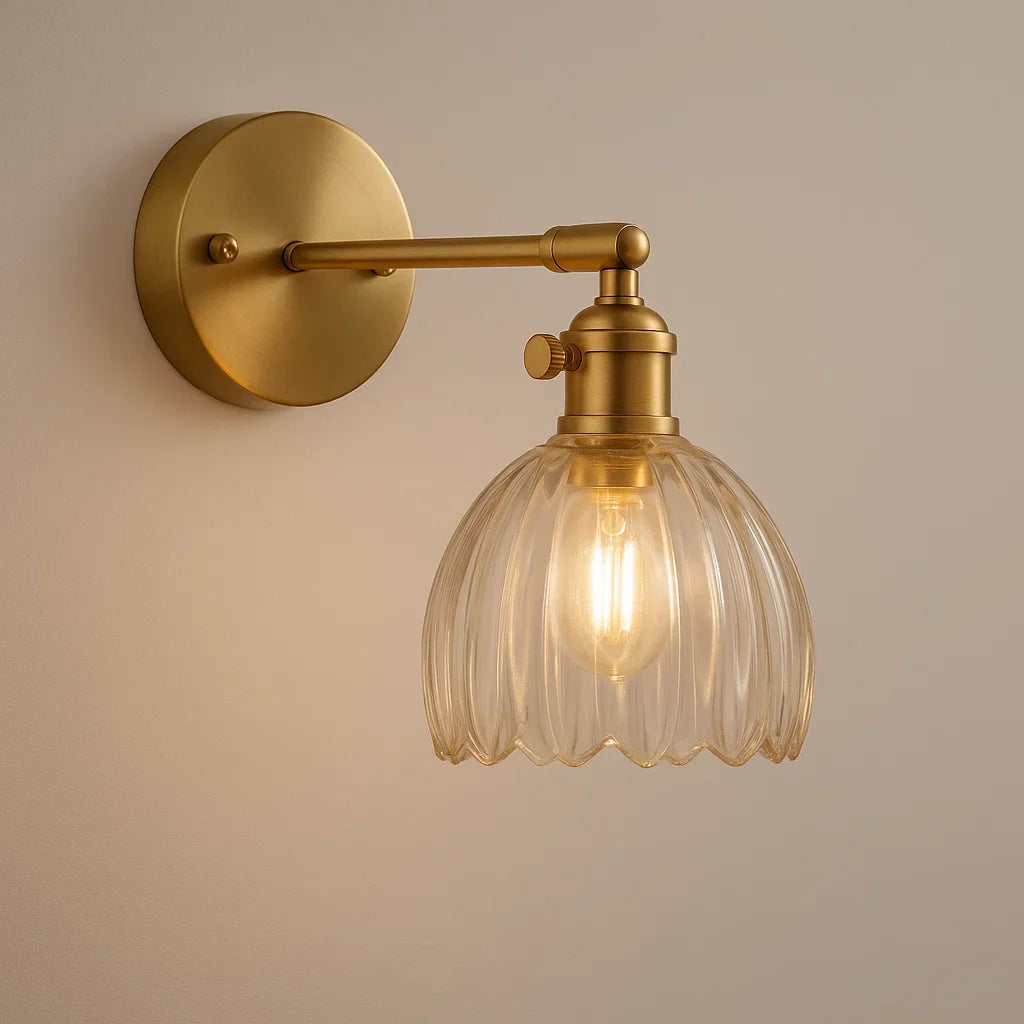 Glazen wandlamp met goudkleurige afwerking en vintage sfeerverlichting