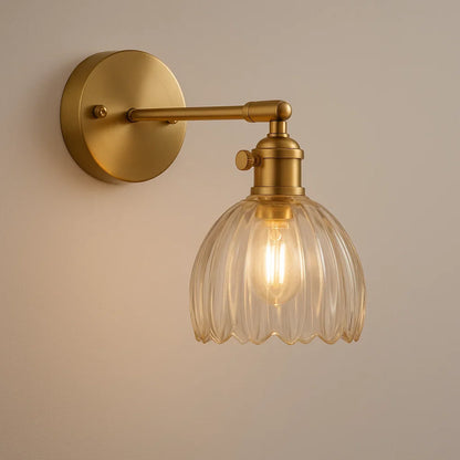 Glazen wandlamp met goudkleurige afwerking en vintage sfeerverlichting