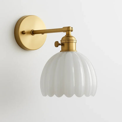 Glazen wandlamp met goudkleurige afwerking en vintage sfeerverlichting