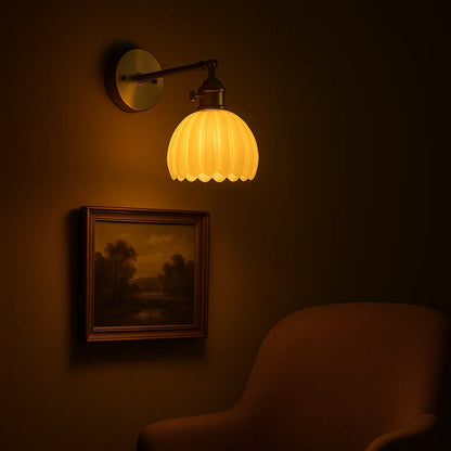 Glazen wandlamp met goudkleurige afwerking en vintage sfeerverlichting