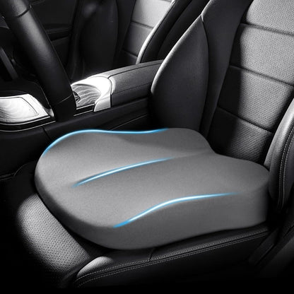Autozitkussen van memory foam met verhoging op een autostoel - grijs