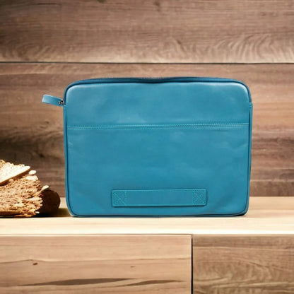 Leren laptoptas in grijs, vooraanzicht op witte achtergrond
