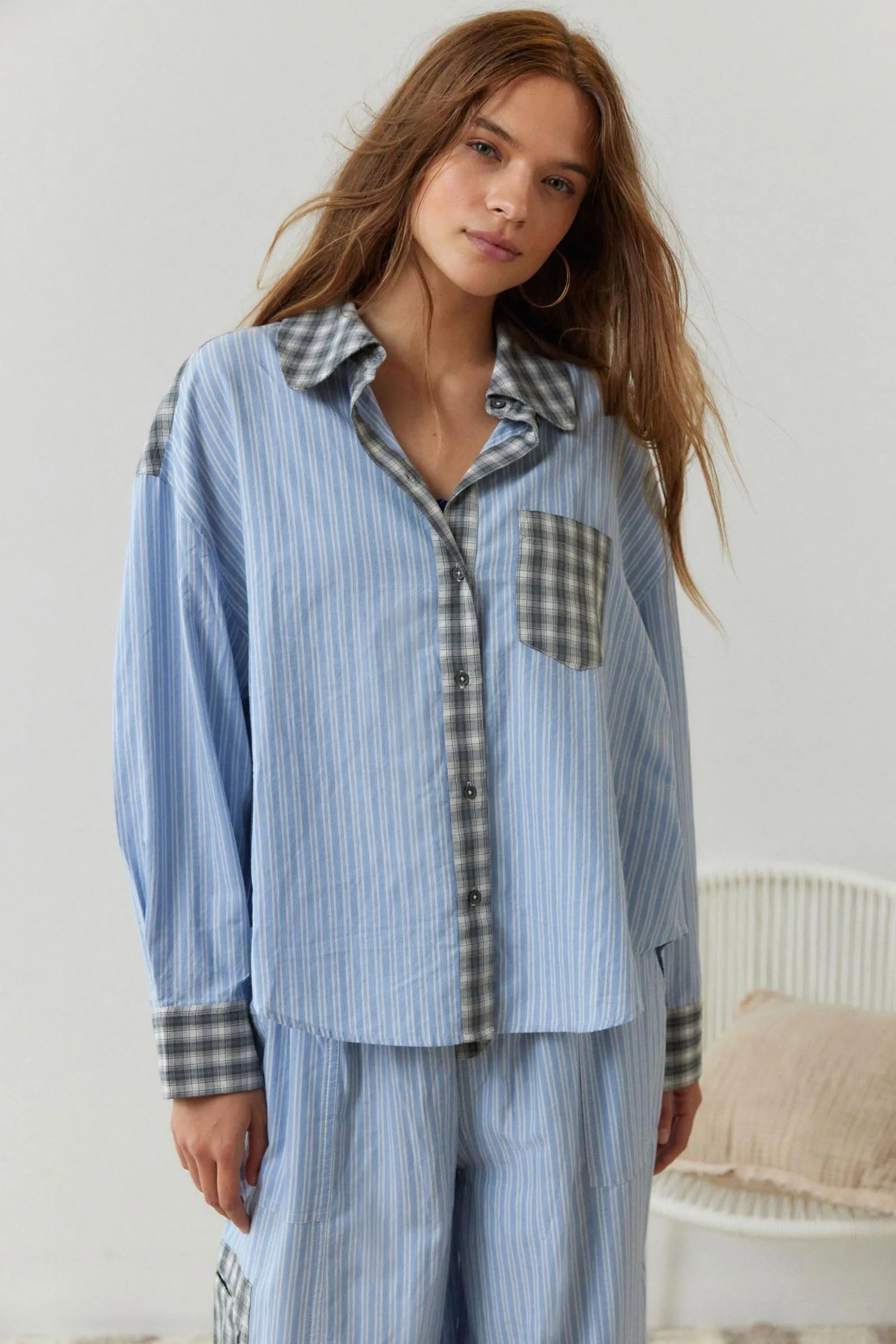 Pyjamaset dames in blauw, gestreepte doorknoopblouse met geruite kraag en borstzak