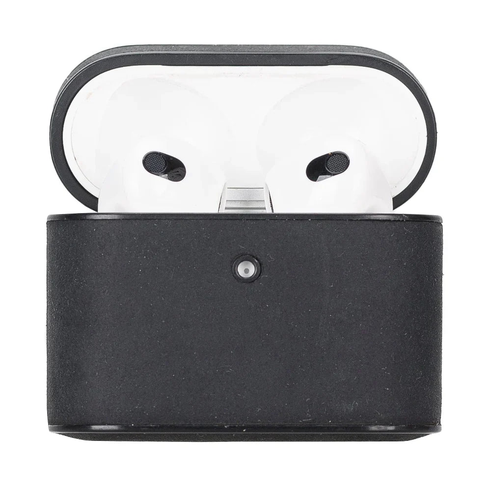 Leren AirPods 3 hoesje in zwart, schuin van boven met de oplaadcase erin