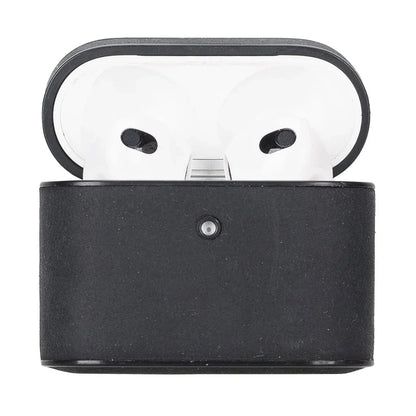 Leren AirPods 3 hoesje in zwart, schuin van boven met de oplaadcase erin