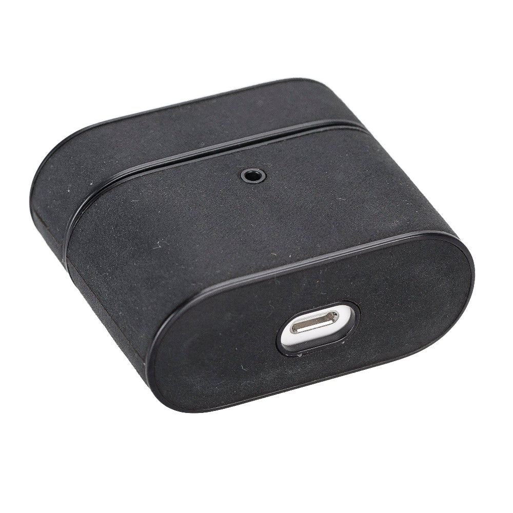 Onderkant van het zwarte leren AirPods 3 hoesje met vrije uitsparing voor de laadpoort