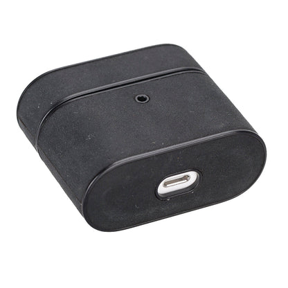 Onderkant van het zwarte leren AirPods 3 hoesje met vrije uitsparing voor de laadpoort