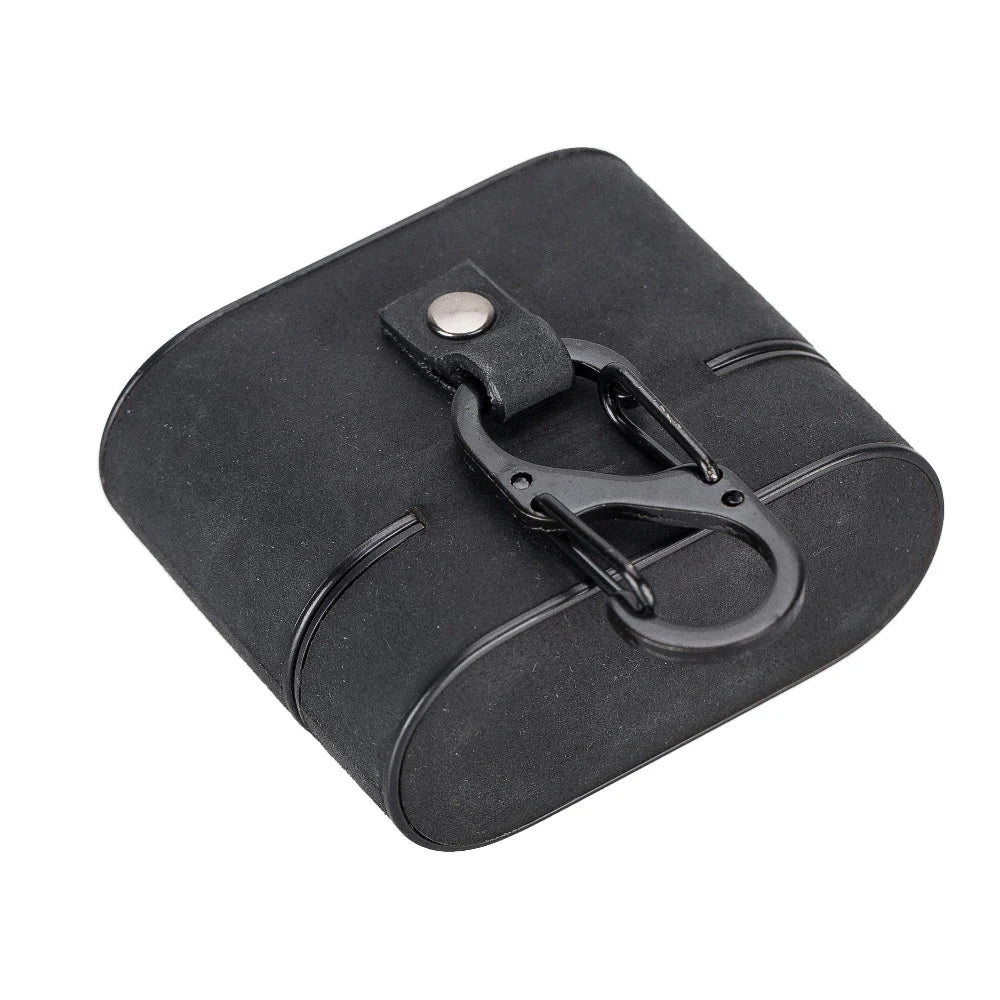 Zwart leren AirPods 3 hoesje open, kapje eraf, met de oordopjes in de oplaadcase