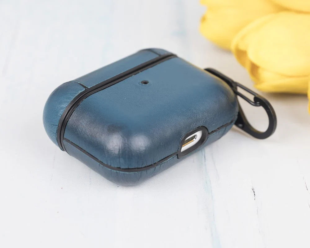 Leren hoesje voor AirPods Pro aan een tasriem met karabijnhaak