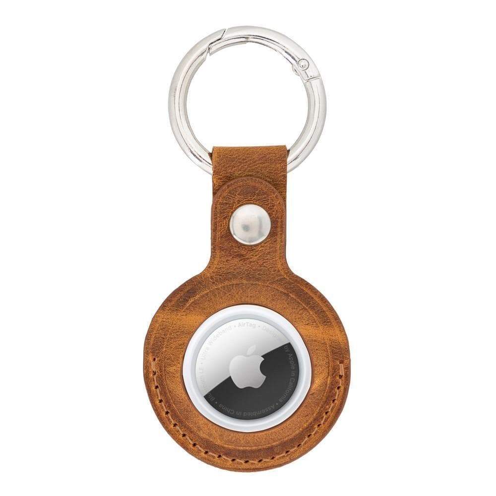 Cognac leren AirTag hoesje met metalen sleutelring en drukknoop