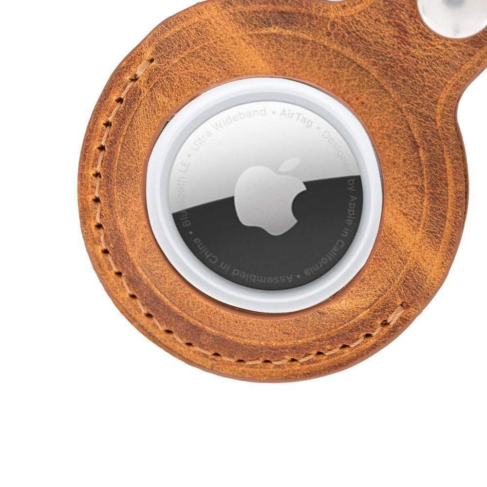 Close-up van het stiksel rond de uitsparing van het leren AirTag hoesje