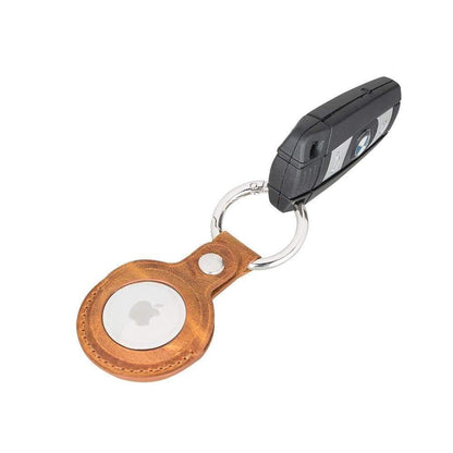 Zandbruin leren AirTag hoesje aan een metalen ring