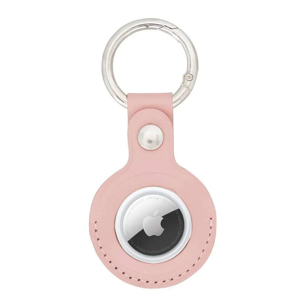 Roze leren AirTag hoesje met zilverkleurige sleutelring