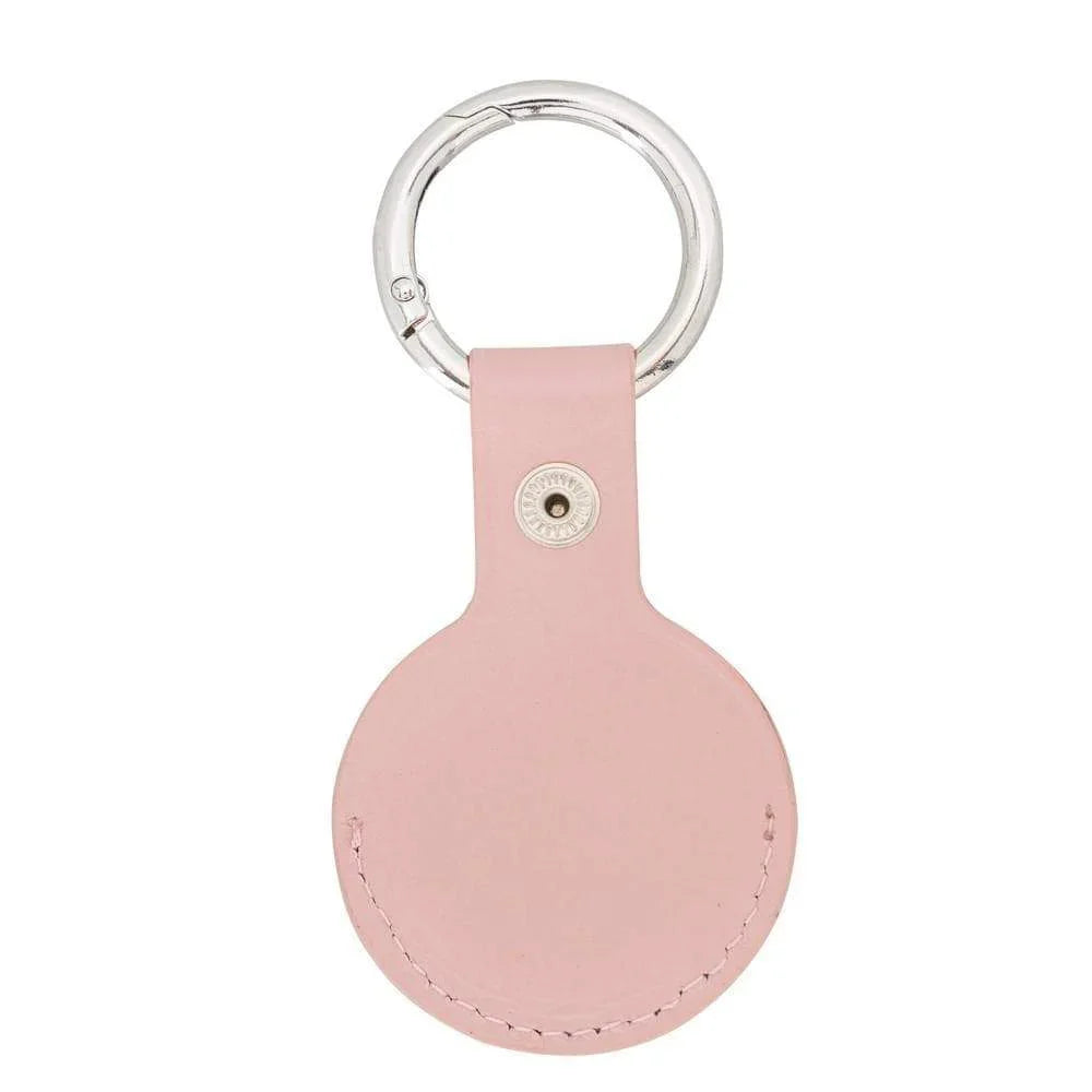 Roze leren AirTag sleutelhanger, achterzijde met drukknoop