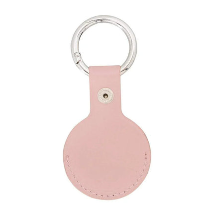 Roze leren AirTag sleutelhanger, achterzijde met drukknoop