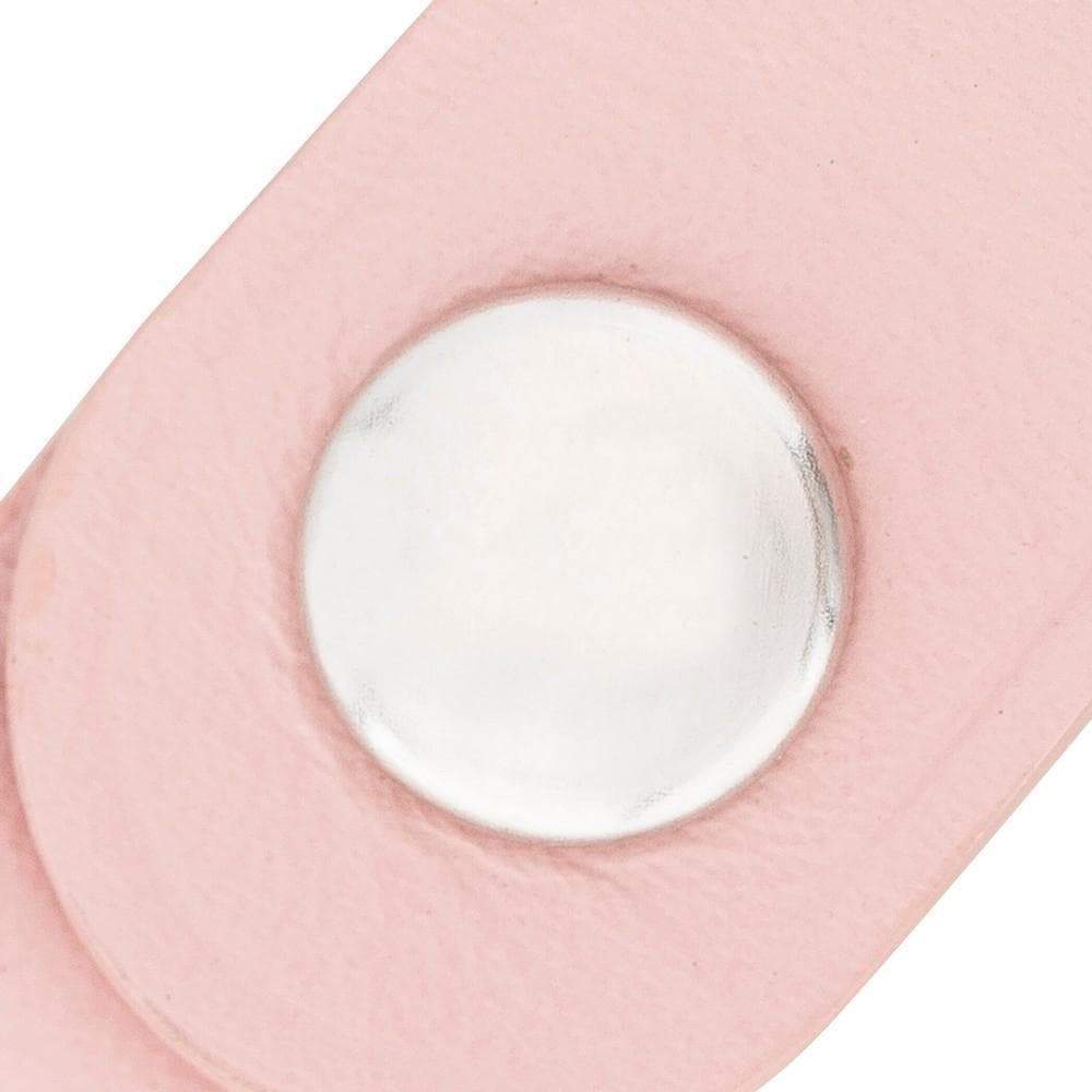 Roze leren AirTag sleutelhanger, achterzijde met drukknoop