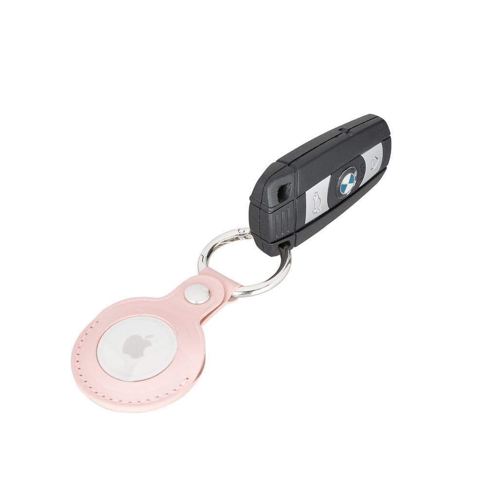 Roze leren AirTag sleutelhanger, achterzijde met drukknoop