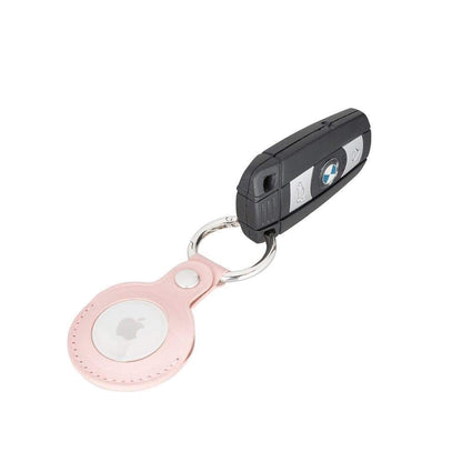 Roze leren AirTag sleutelhanger, achterzijde met drukknoop