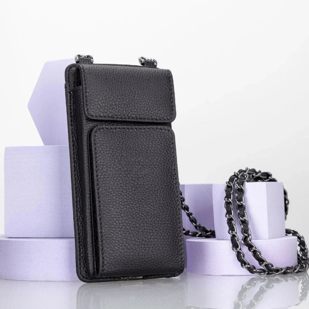 Zwarte leren telefoontas crossbody schuin van voren, met kettingband