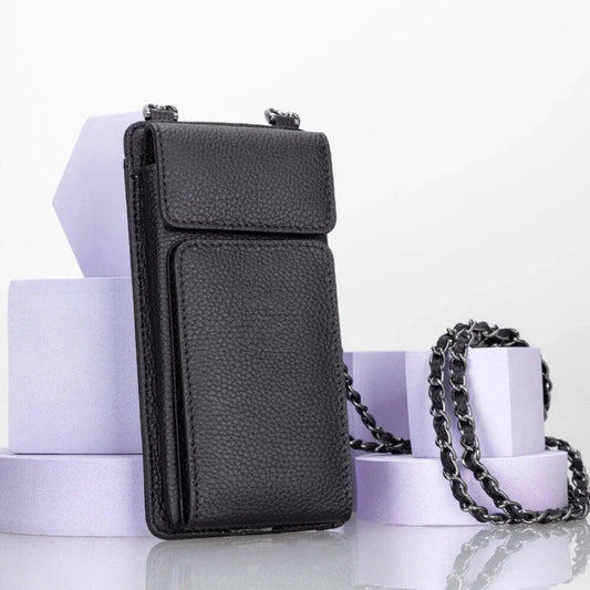 Zwarte leren telefoontas crossbody schuin van voren, met kettingband