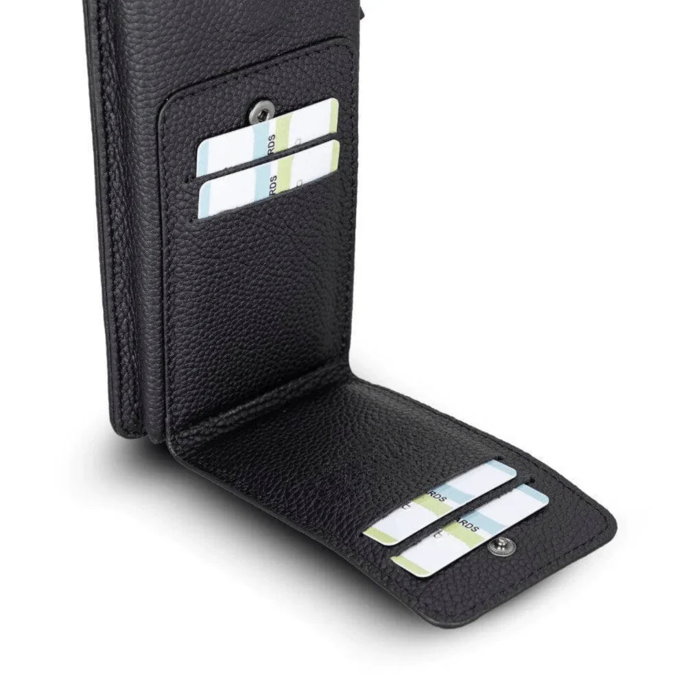 Zwarte leren telefoontas crossbody, close-up van de korrelstructuur