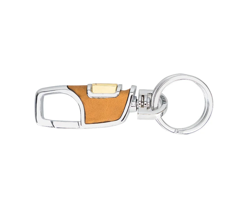 Houtskoolkleurige leren sleutelhanger in de hand met geopende veerhaak