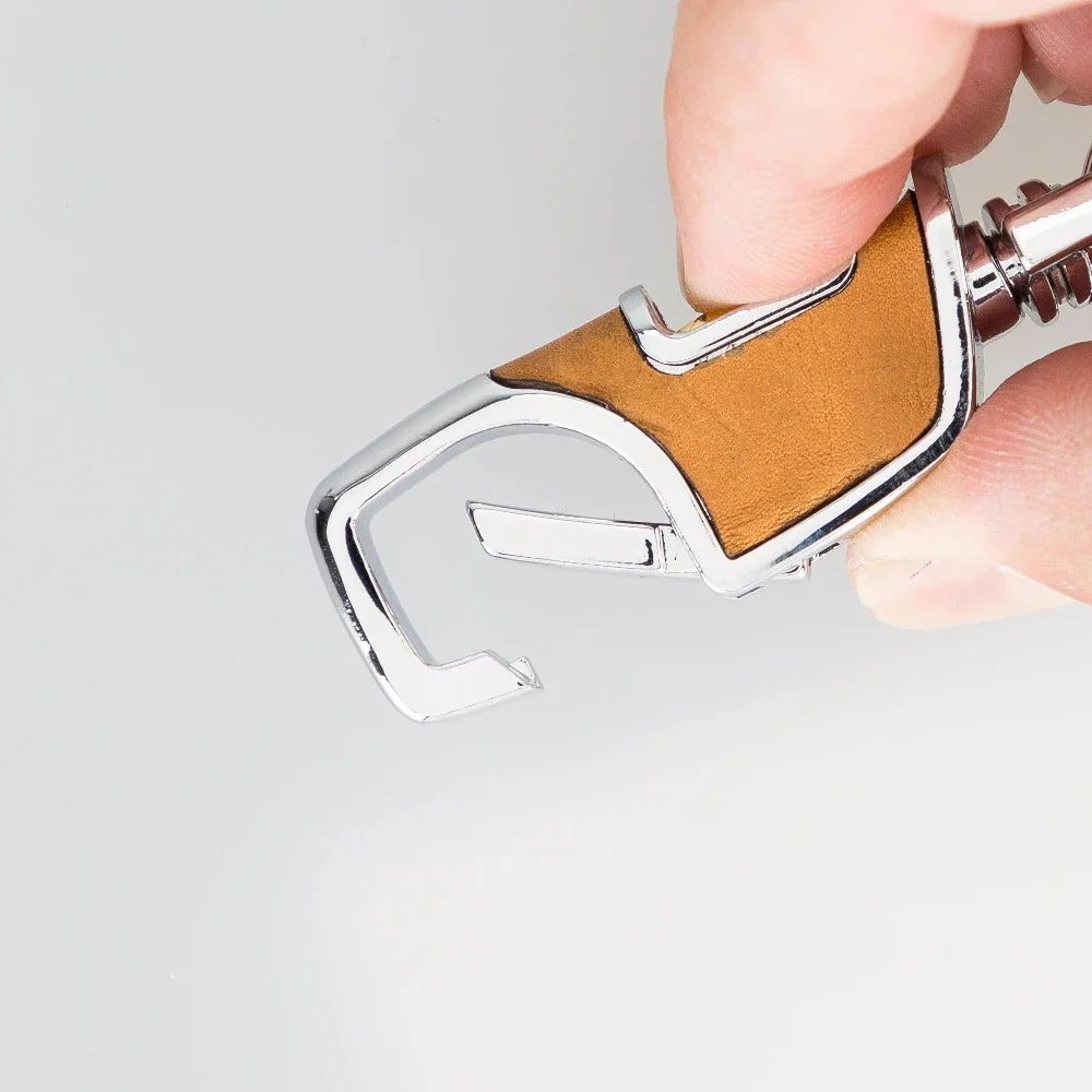 Houtskoolkleurige leren sleutelhanger in de hand met geopende veerhaak