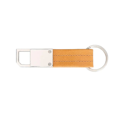 Geopende beugel van de cognac leren sleutelhanger, twee leerlagen in de klem