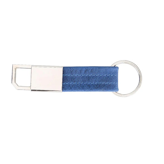 Leren sleutelhanger cadetblauw met gladde metalen graveerplaat en ronde sleutelring
