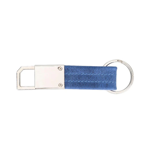 Cadetblauwe leren sleutelhanger, achterzijde met twee schroeven in de metalen klem