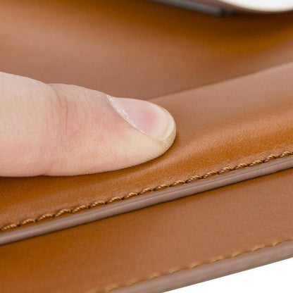 Rechthoekige leren muismat in messing op een houten bureau