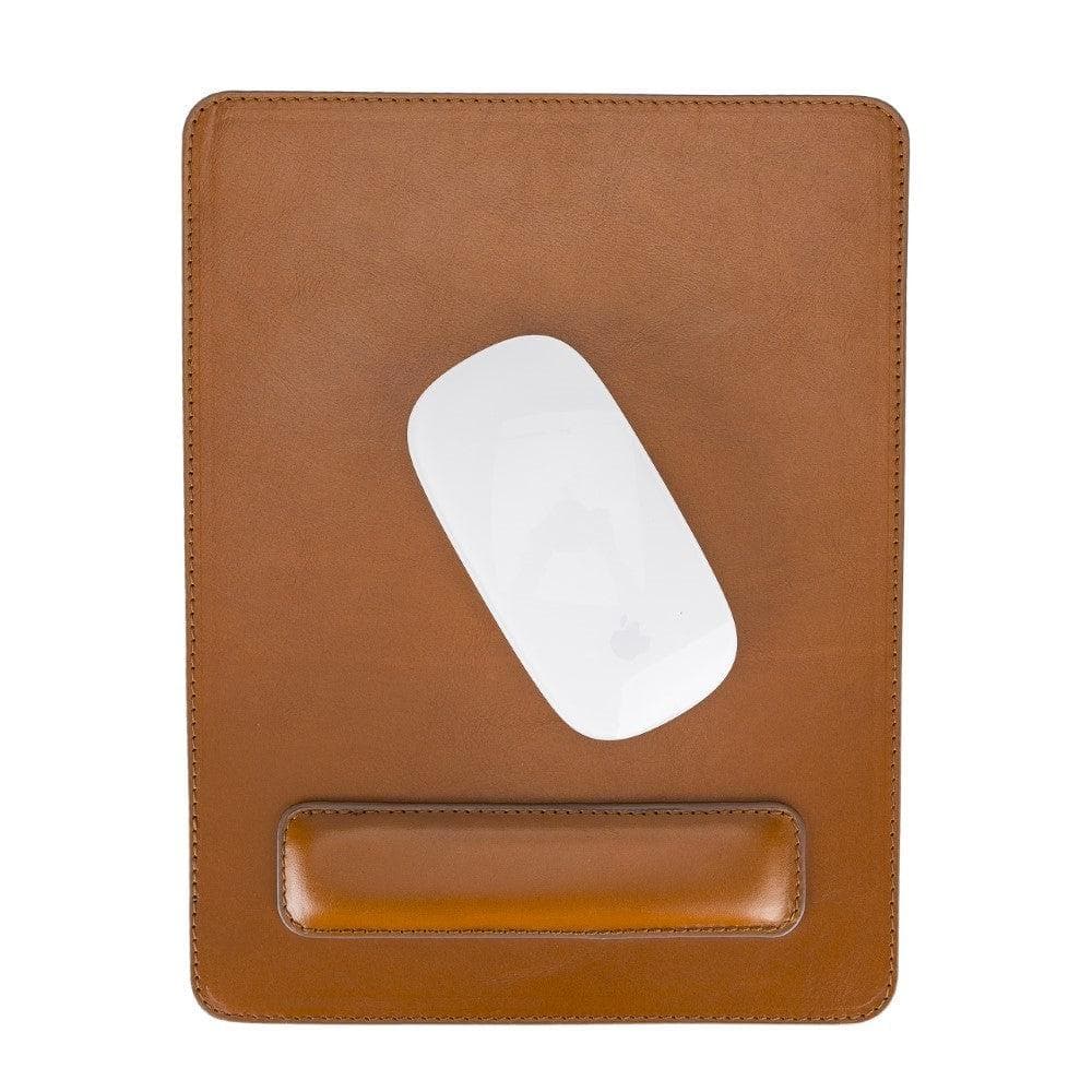 Rechthoekige leren muismat in messing op een houten bureau