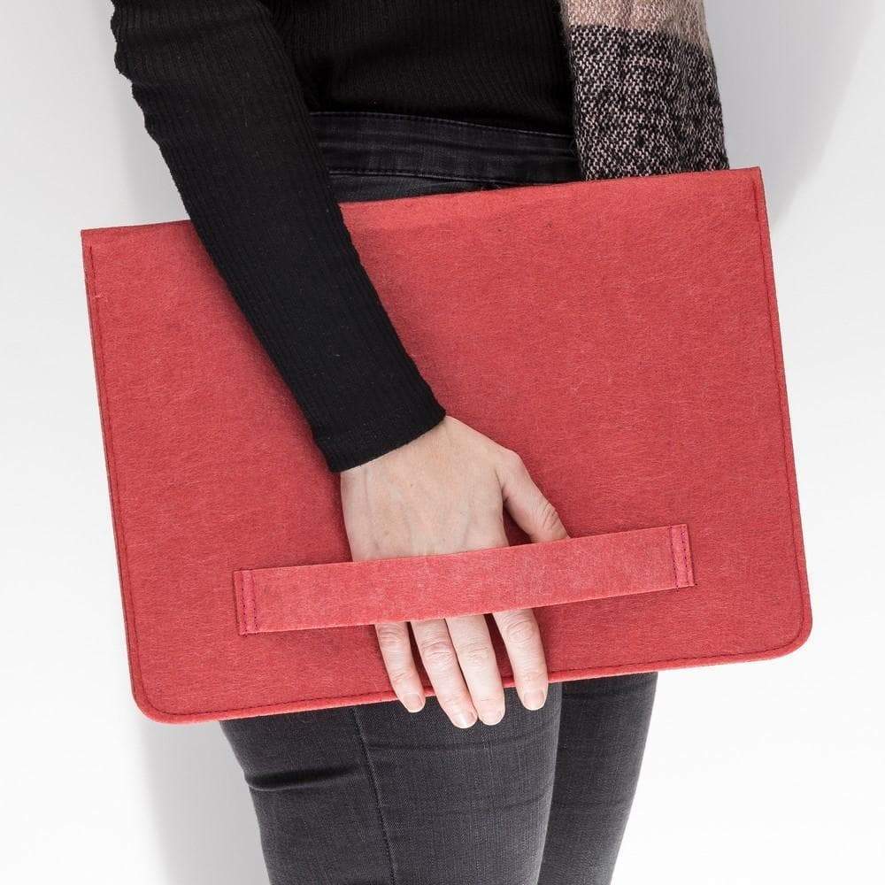 Vilten laptophoes 13 inch in grijs-beige, dichtgeklapt