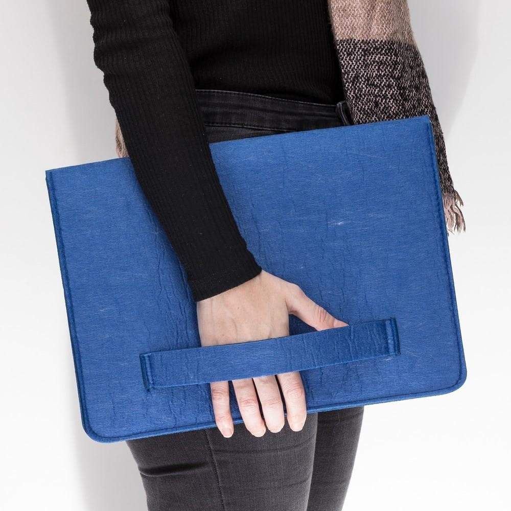 Vilten laptophoes 13 inch in grijs-beige, dichtgeklapt
