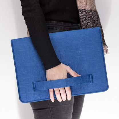 Vilten laptophoes 13 inch in grijs-beige, dichtgeklapt