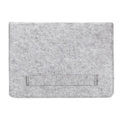 Vilten laptophoes 13 inch open, met laptop erin en klittenbandsluiting